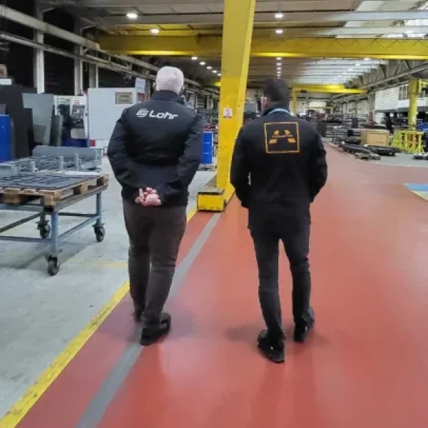 le patron de hexagom visitant l'usine Lohr avec le patron